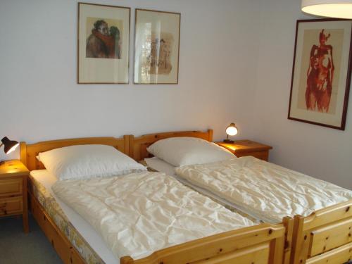 2 Einzelbetten in einem Schlafzimmer mit 2 Lampen in der Unterkunft La Golp (354 Ru) in Valbella