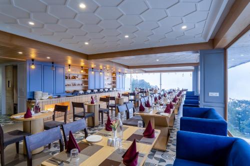 Ruang duduk di Xyst Notting hill the Mall, Mussoorie