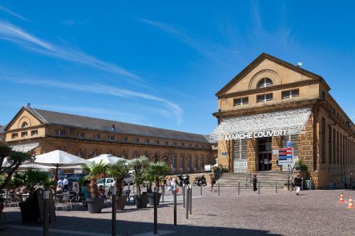 a large building with people walking in front of it at ☆ L'Exotique ☆ 2 chambres ☆ NETFLIX ☆ in Metz