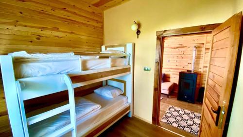 トラブゾンにあるGÖRNEK TABİAT PARKIのキャビン 二段ベッド3組が備わる客室です。