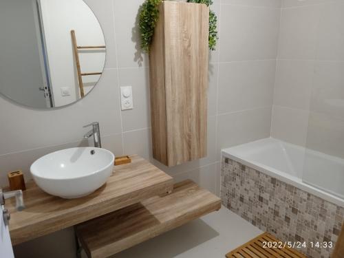 Koupelna v ubytování Appartement en centre - résidence privée, vue mer
