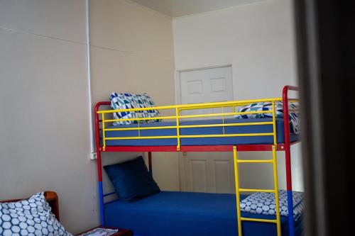 Palanda nebo palandy na pokoji v ubytování Sonja's Guesthouse