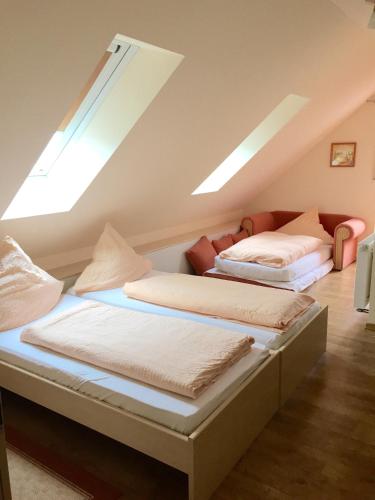 two beds in a room with a window at Landgasthof Feihl in Oberwiesenacker