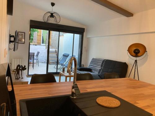 un salon avec un canapé et une table dans l'établissement Le Flocmagny, à Châlons-en-Champagne