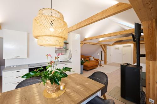 Il dispose d'une cuisine et d'un salon avec une table et des chaises en bois. dans l'établissement Apartment P42, à Slovenj Gradec