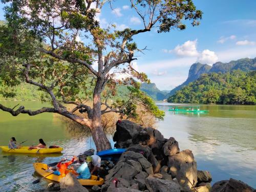 a group of people in kayaks on the river at Pac Ngoi Village Homestay in Ba Be