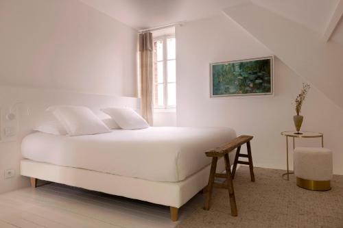 a white bedroom with a white bed and a window at Ô PLUM'ART Chambres de caractère in Giverny