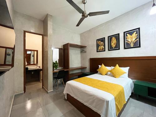 Ένα ή περισσότερα κρεβάτια σε δωμάτιο στο HOTEL KOOKAY VALLADOLID
