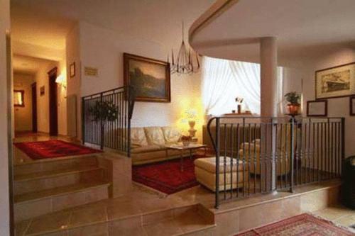 sala de estar con sofá y sala de estar con escalera en Hotel Haberl en Tarvisio