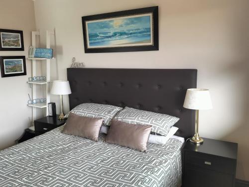 سرير أو أسرّة في غرفة في Zimbali 1Bedroom Self - catering Apartment