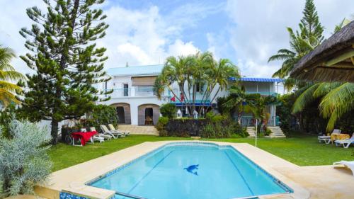 a villa with a swimming pool and a house at Villa Radani in Trou dʼ Eau Douce