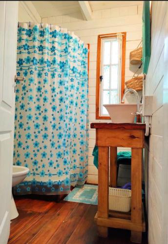 a bathroom with a shower curtain and a sink at MauMari in Tigre