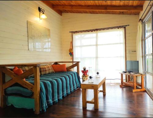 a bedroom with a bed in a room with a window at MauMari in Tigre