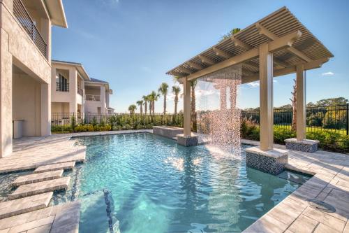 an outdoor swimming pool with a pergola and a swimming poolvisor at The Bear's Den Resort Orlando in Kissimmee