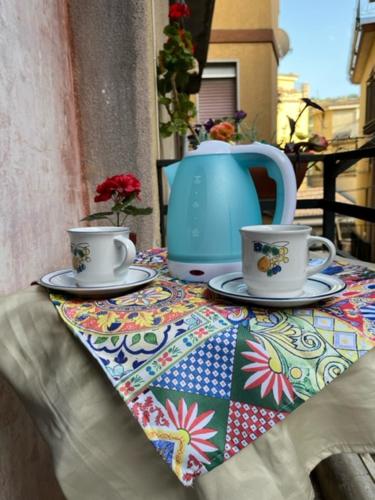 Kaffee-/Teezubehör in der Unterkunft Holiday Gole Alcantara Graniti Room