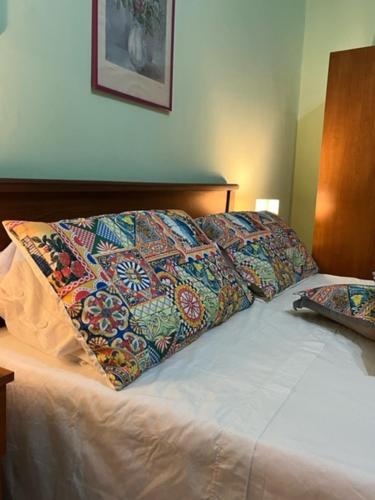 un letto con un cuscino sopra di Holiday Gole Alcantara Graniti Room a Graniti