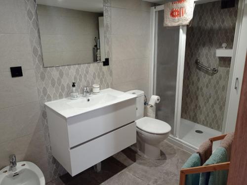 ein Badezimmer mit einem weißen Waschbecken und einem WC in der Unterkunft Casa Rural Estajero in Muñana