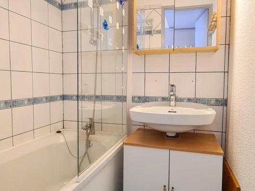 ein Badezimmer mit einem Waschbecken und einer Badewanne in der Unterkunft Studio Flaine, 1 pièce, 4 personnes - FR-1-425-154 in Flaine