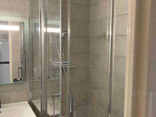 une salle de bain avec une douche avec des toilettes et un lavabo dans l'établissement Appartement 3P rénové, balcon, proche pistes et commerces - FR-1-425-126, à Flaine
