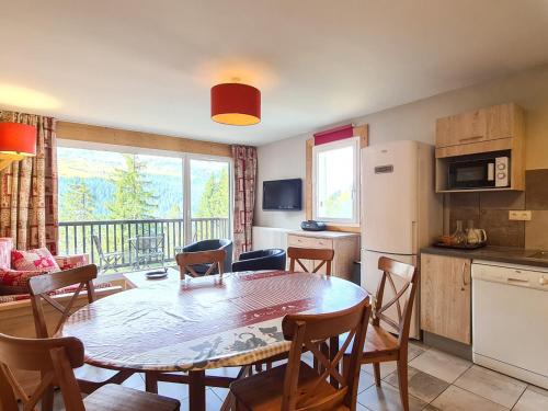 une cuisine et une salle à manger avec une table et des chaises dans l'établissement Spacieux Appartement 3 Pièces + Cabine à Flaine Forêt, Balcon & Parking - FR-1-425-134, à Flaine