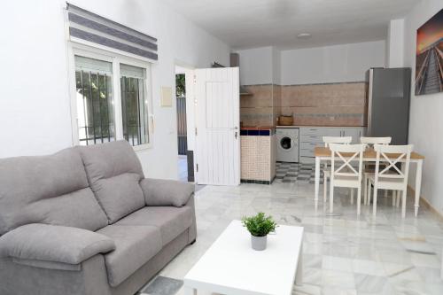 salon z kanapą i stołem w obiekcie Casa La Herradura 1 w mieście Vejer de la Frontera