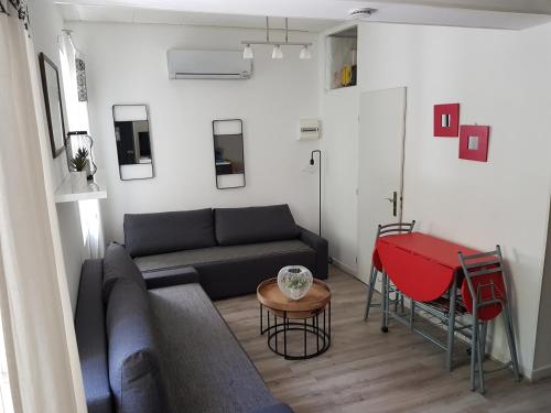 een woonkamer met een bank en een tafel bij APPARTEMENT BANDOL in Bandol