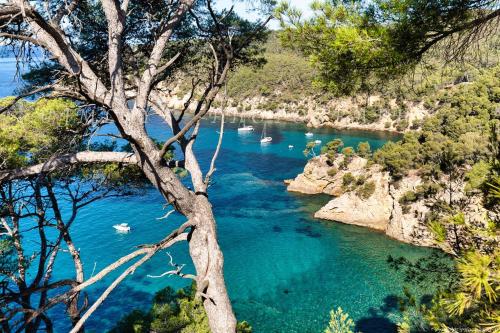 une vue d'une rivière avec des bateaux dans l'eau dans l'établissement Studio BANDOL, à Bandol