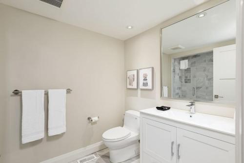 Bilik mandi di Steps to Blue Mtn Condo wt Elegant Style 213 Sierra Lane