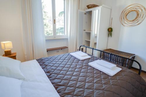 1 dormitorio con 1 cama grande y 2 almohadas en Appartamento 'Casa Mirabella', en Cavaion Veronese