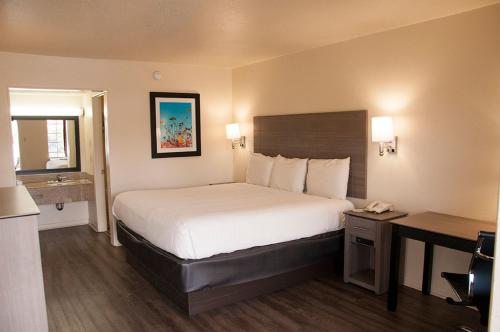 Ένα ή περισσότερα κρεβάτια σε δωμάτιο στο Exacta Inn
