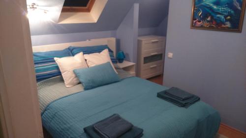 Un pat sau paturi într-o cameră la Solid Apartmans