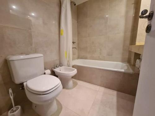 y baño con aseo blanco y bañera. en Deluxe Apartment in excellent location en Buenos Aires