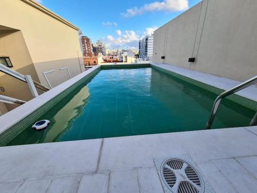 una piscina en la azotea de un edificio en Deluxe Apartment in excellent location en Buenos Aires