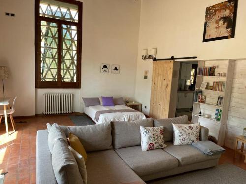 sala de estar con sofá y cama en Alto Locandieri, en Montebagnolo
