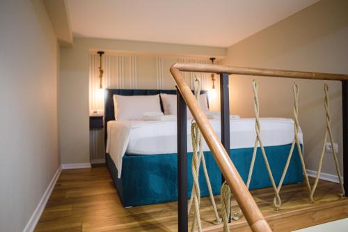 1 dormitorio con 1 cama con sábanas azules y blancas en Duplex Rooms en Korçë