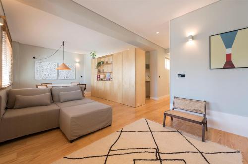 sala de estar con sofá y silla en Ceuta 33 Apartment, en Oporto