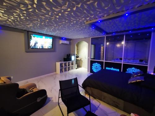 1 dormitorio con 1 cama y TV en la pared en Medusa spa 34, en Montpellier
