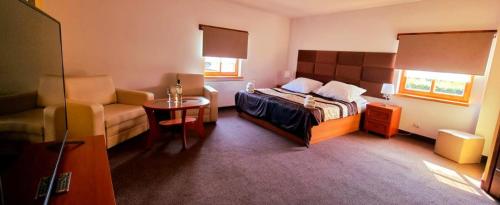 Una cama o camas en una habitación de Hotel Karczma u Macieja