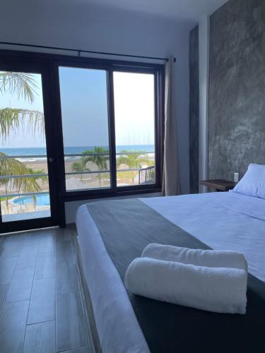 Una cama o camas en una habitación de Hotel Lunazul In Costa Esmeralda