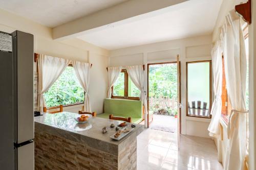托爾圖格羅的住宿－Casa Chilamates 2.0，客厅设有绿色沙发和窗户。