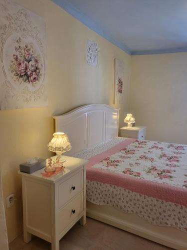 een slaapkamer met een bed en een tafel met een lamp bij Apartmán u Anjela in Banská Štiavnica