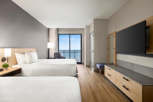 Кровать или кровати в номере Hyatt Place Virginia Beach Oceanfront