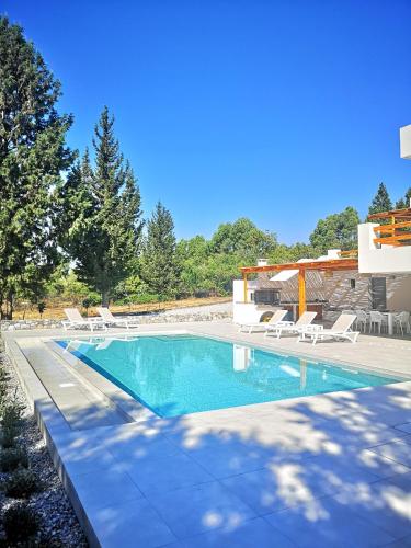 Chrysanthi Villa, Living in Nature