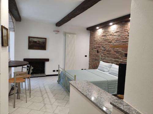 A bed or beds in a room at La Fortezza di Gavi -