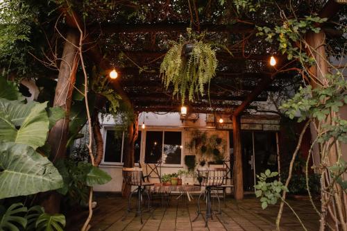 a pergola with a table and chairs on a patio at Rodeio Hotel in Rodeio Bonito