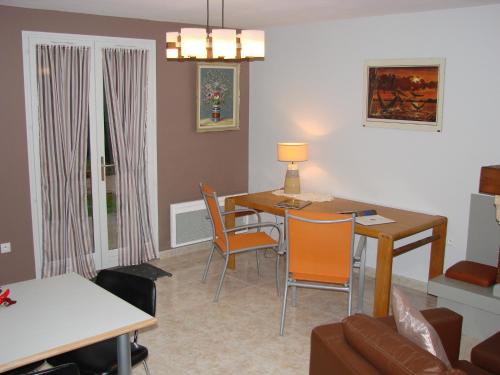 a living room with a dining room table and chairs at Gite Du Lac Der Grue in Bignicourt-sur-Marne