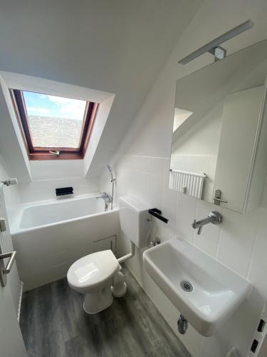 uma casa de banho branca com um WC e um lavatório em Privates neu renoviertes Zimmer in Schwaig em Schwaig bei Nürnberg