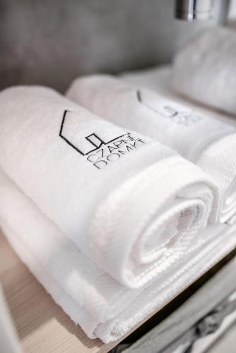 a group of towels sitting on top of a table at Czarne Domki in Zwierzyniec