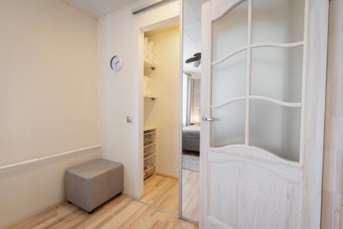 een inloopkast met een glazen deur bij Kuuse 4 Apartment with 2 bedrooms in Haapsalu