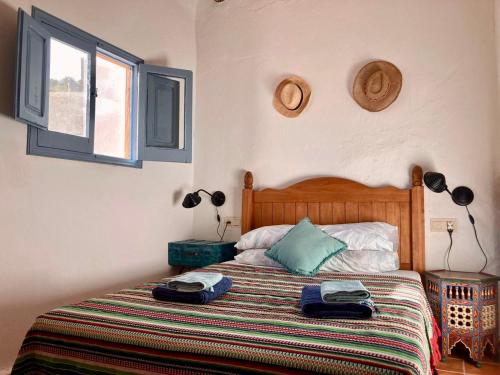 Ένα ή περισσότερα κρεβάτια σε δωμάτιο στο Casa Amigos Sorvilan - La Almendra